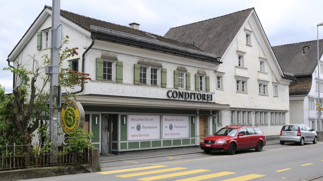Die Liegenschaft in Teufen AR mit dem Café Spörri, wie sie 2010, zwei Jahre vor dem endgültigen Ende, aussah. (Archivbild) 20260708121144666.jpg