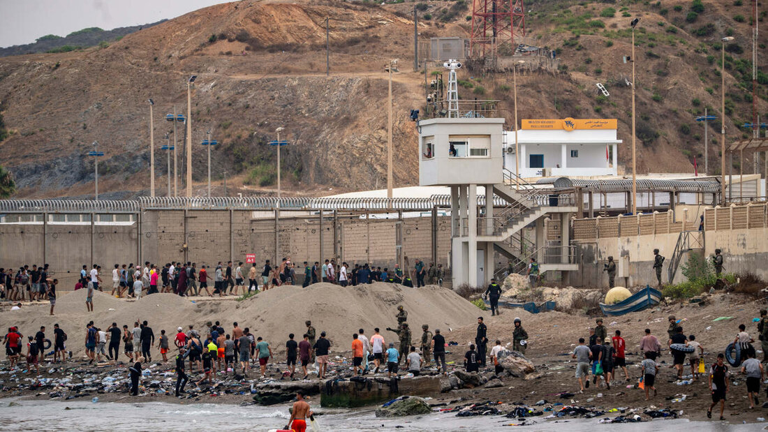 Migranten kehren aus der spanischen Enklave Ceuta nach Marokko zurück. Foto: Antonio Sempere/AP/dpa 20260731123420529.jpg