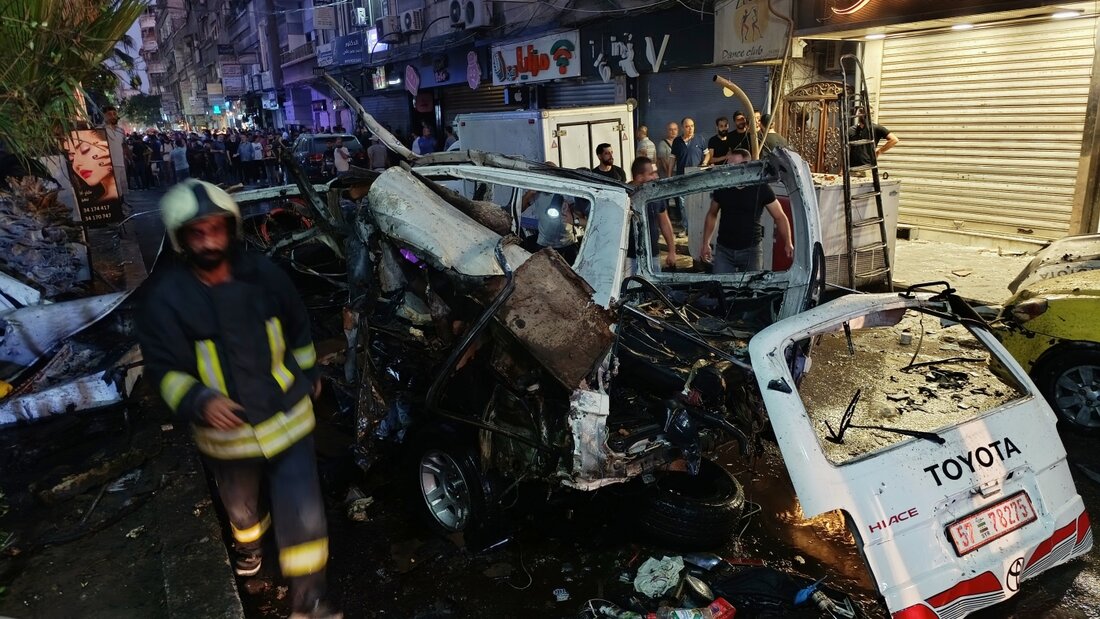 Syrische Feuerwehrleute und Rettungskräfte begutachten am Ort einer Explosion im Vorort Jaramana beschädigte Fahrzeuge. Foto: Abdulrahman Shaheen/AP/dpa 20260807142129856.jpg