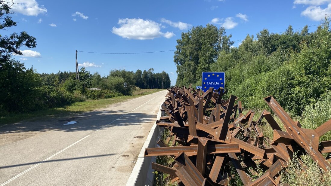 Ein Schild mit der Aufschrift «Latvijas» und Panzersperren stehen an der Grenze zu Belarus. Foto: Alexander Welscher/dpa 20260811160836929.jpg