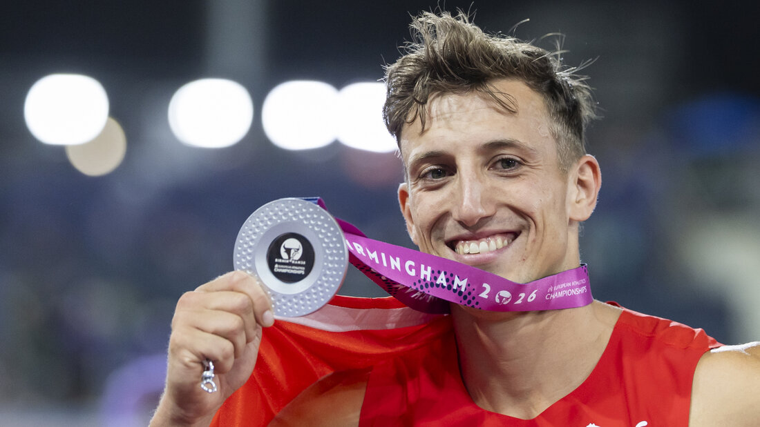 Simon Ehammer strahlt mit der Silbermedaille - als Weitspringer. Mit Blick auf Olympia 2028 muss er nun entscheiden, ob er einzig auf den Weitsprung oder nur auf den Zehnkampf setzt 20260812001019299.jpg