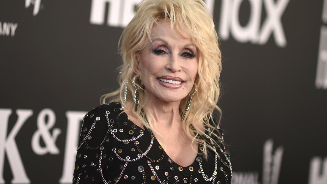 ARCHIV - Dolly Parton litt offenbar an Krebs. Foto: Richard Shotwell/Invision via AP/dpa 20260826033753522.jpg