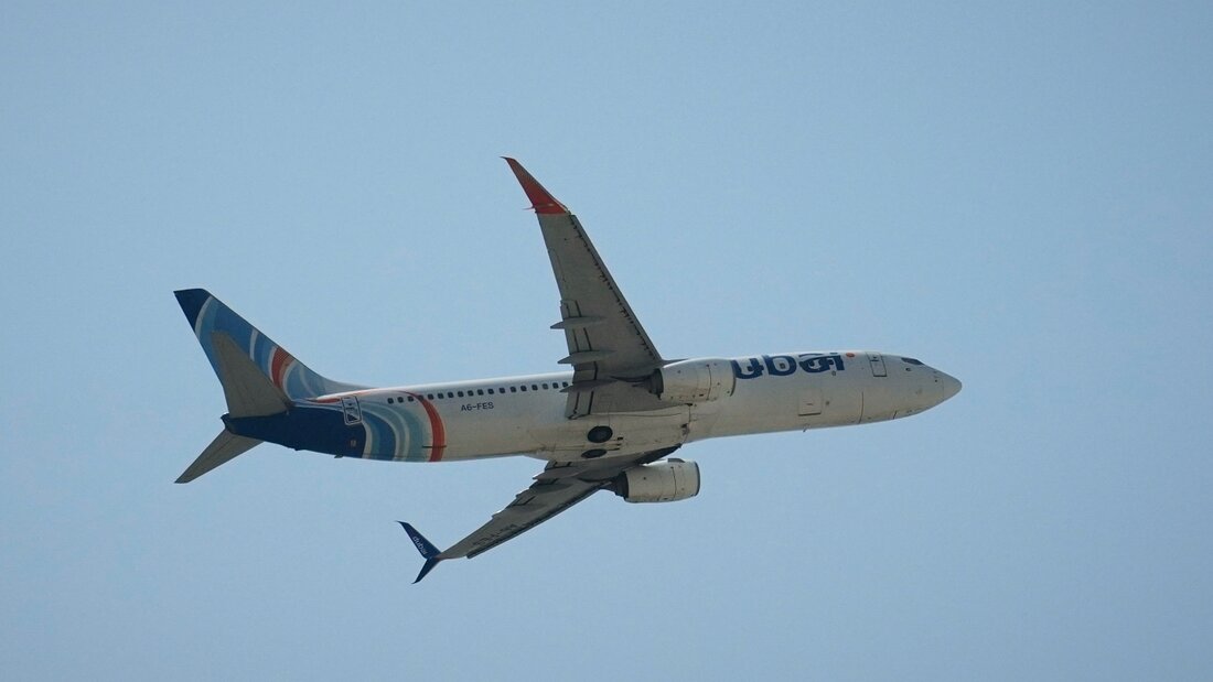 Ein Flugzeug der Fluggesellschaft Flydubai hebt vom Dubai International Airport ab. Aus einem Flugzeug auf dem Weg von Dubai nach Tel Aviv ist nach Medienberichten wegen einer Prügelei zwischen den Piloten ein Notsignal gesendet worden. Foto: Uncredited/AP/dpa 20260930132527638.jpg