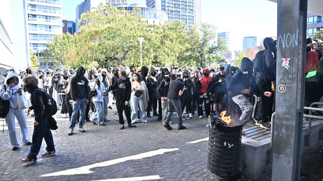Schüler von mehreren Schulen in Lüttich versammeln sich, um gegen Bildungsreformen und Haushaltskürzungen zu protestieren. Foto: Jonas Roosens/Belga/dpa 20261006145332847.jpg