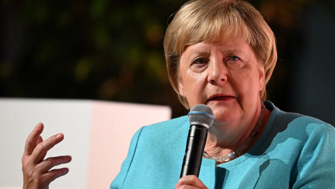 ARCHIV - Die ehemalige Bundeskanzlerin Angela Merkel (CDU) spricht bei einem Live-Interview der «Augsburger Allgemeinen» vor Publikum. Foto: Angelika Warmuth/dpa 20251127104751476.jpg