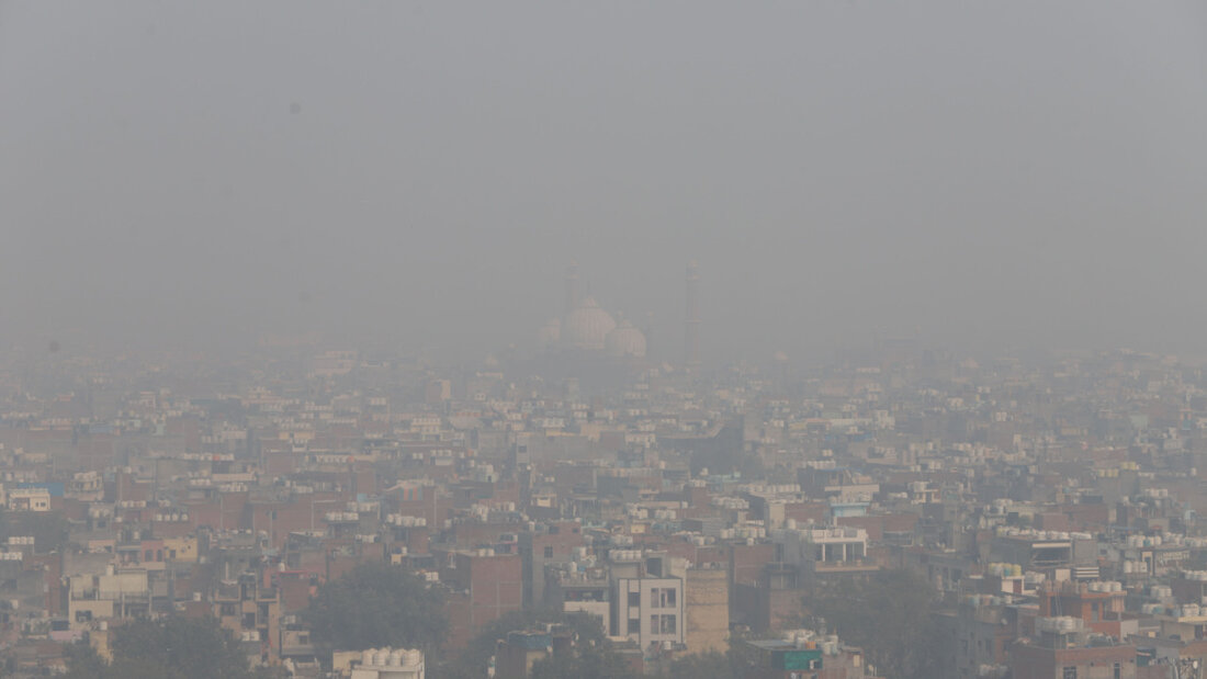 ARCHIV - Dichter Smog bedeckt die Skyline in Delhi. Foto: Deepak/ZUMA Press Wire/dpa/Archivbild 20251215214920931.jpg