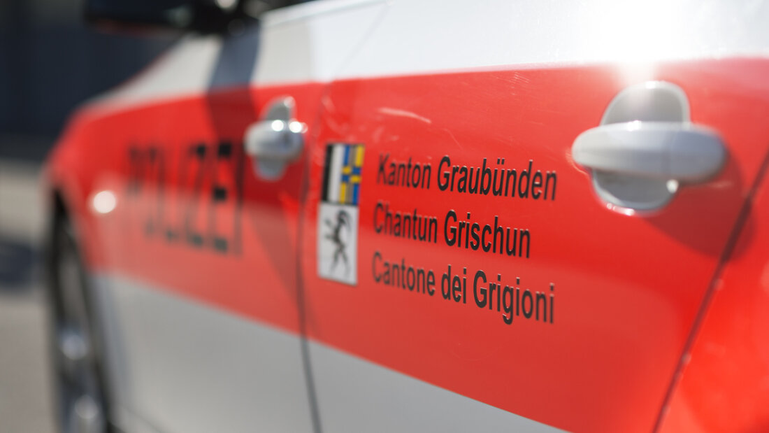 In Chur hat sich am Donnerstagnachmittag ein E-Scooter-Fahrer bei einer Kollision mit einem Auto verletzt. (Symbolbild) 20260528172951587.jpg