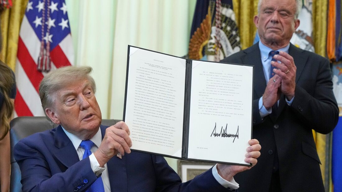 US-Gesundheitsminister Robert F. Kennedy Jr. applaudiert Präsident Donald Trump. Foto: Jacquelyn Martin/AP/dpa 20260811073137348.jpg