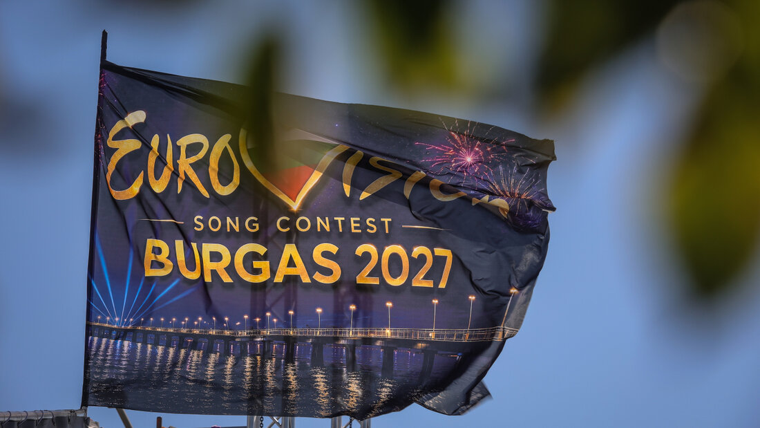 ARCHIV - Im Hafen von Burgas, wo 2027 der 71. Eurovision Song Contest stattfinden wird, weht eine Eurovision-Fahne. Foto: Valentina Petrova/AP/dpa 20260824123213936.jpg