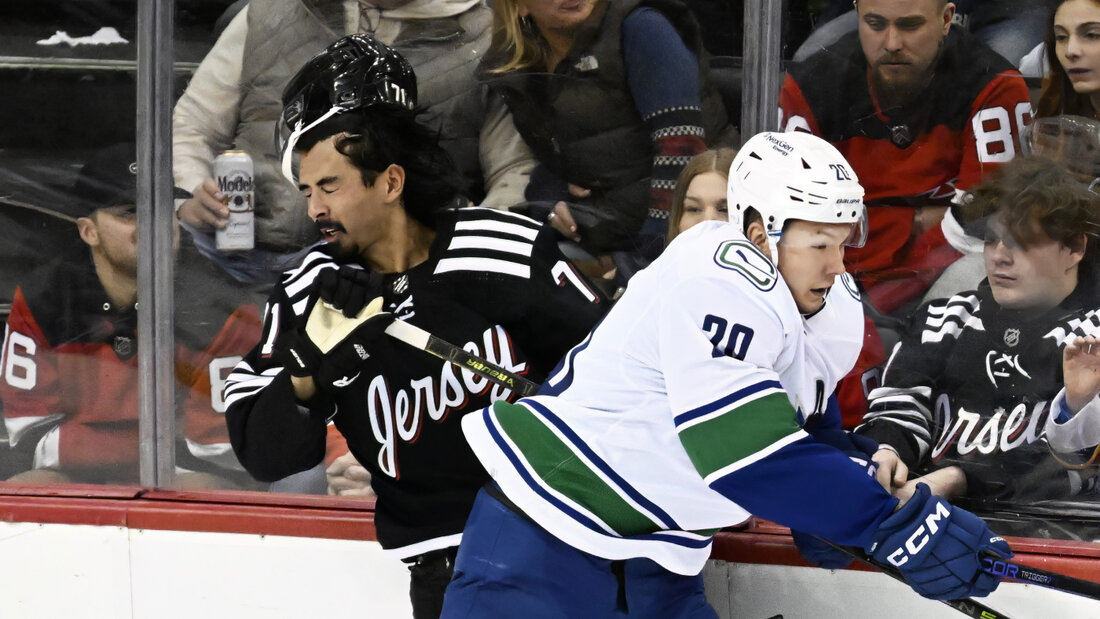 Curtis Lazar (rechts), im Trikot der Vancouver Canucks, checkt den Schweizer Verteidiger Jonas Siegenthaler von den New Jersey Devils 20260917174117835.jpg