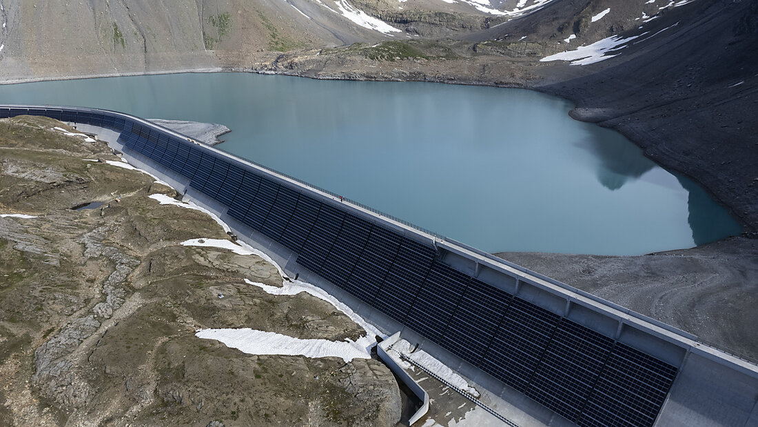 Der hochalpine Muttsee samt Staumauer gehört zu den Anlagen der Kraftwerke Linth-Limmern AG. (Archivbild) 20240122161330638.jpg