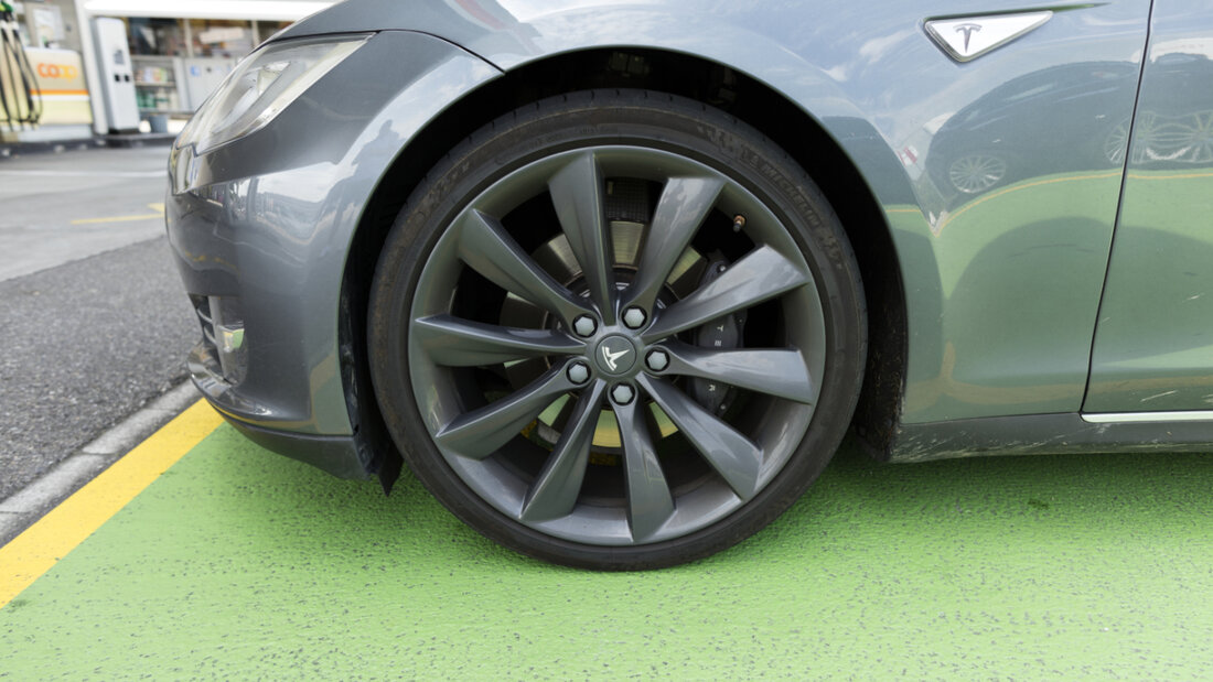 Mit dem Model S begann einst der Aufstieg von Tesla. Jetzt soll die Modellreihe zusammen mit der Weiterentwicklung Model X der Roboter-Zukunft weichen. (Archivbild) 20260129005250631.jpg