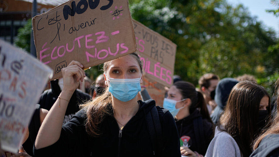 Eine Schülerin hält bei einer Demonstration gegen unterfinanzierte Schulen ein Schild mit der Aufschrift «Wir sind die Zukunft, hört uns zu!». Seit Tagen protestieren Schülerinnen und Schüler an den Oberschulen. Foto: Laurent Cipriani/AP/dpa 20261002215327513.jpg
