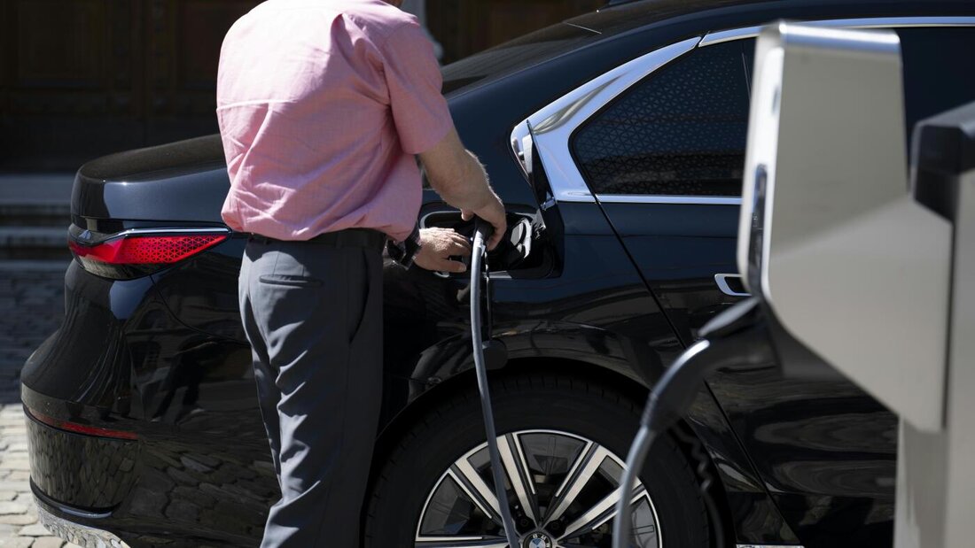 Auf Schweizer Strassen nimmt die Zahl der Elektroautos deutlich zu. Im September machten die reinen "Stromer" über ein Drittel an den neu zugelassenen Autos aus.(Symbolbild) 20261002091947580.jpg