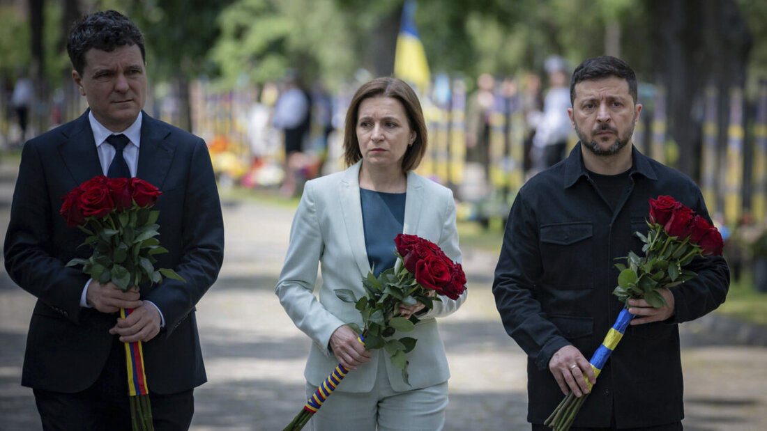 dpatopbilder - HANDOUT - Auf diesem vom Pressebüro des ukrainischen Präsidenten zur Verfügung gestellten Foto legen der ukrainische Präsident Wolodymyr Selenskyj (r) der rumänische Präsident Nicusor Dan (l) und die Präsidentin der Republik Moldau Maia Sandu Blumen am Denkmal der im russisch-ukrainischen Krieg gefallenen ukrainischen Soldaten nieder. Foto: Uncredited/Presidential Press Service/AP/dpa - ACHTUNG: Nur zur redaktionellen Verwendung im Zusammenhang mit der aktuellen Berichterstattung und nur mit vollständiger Nennung des vorstehenden Credits 20250612041138349.jpg