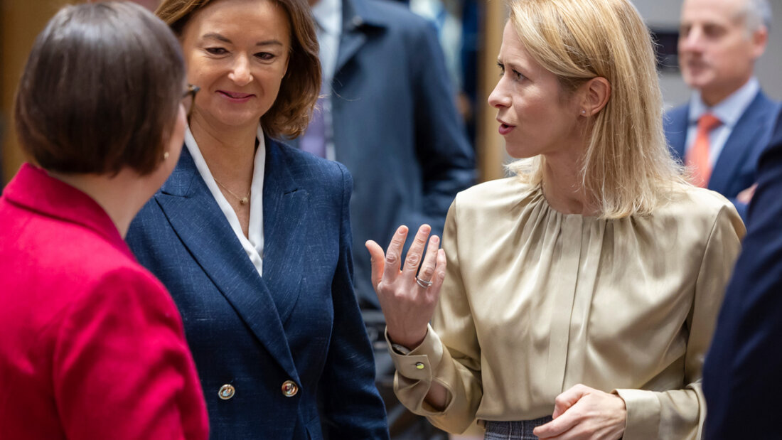 ARCHIV - Kaja Kallas (r), EU-Außenbeauftragte, spricht mit der slowenischen Außenministerin Tanja Fajon (M) und der schwedischen Außenministerin Maria Malmer Stenergard bei ihrer Ankunft zu einem Treffen im Gebäude des Europäischen Rates in Brüssel. Foto: Geert Vanden Wijngaert/AP/dpa 20251215165642376.jpg