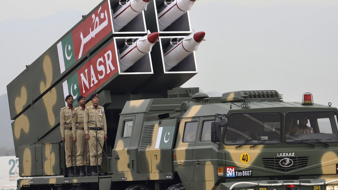 ARCHIV - Die in Pakistan hergestellten ballistischen Raketen NASR und ihre Trägerraketen werden während einer Militärparade anlässlich des Nationalfeiertags gezeigt. Foto: Uncredited/AP/dpa 20260807100803564.jpg