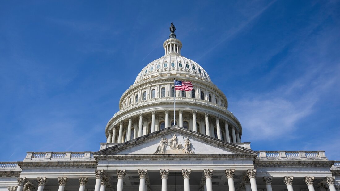 ARCHIV - Das US-Kapitol ist in Washington vor blauem Himmel zu sehen. Foto: Tom Brenner/AP/dpa 20260807193816122.jpg