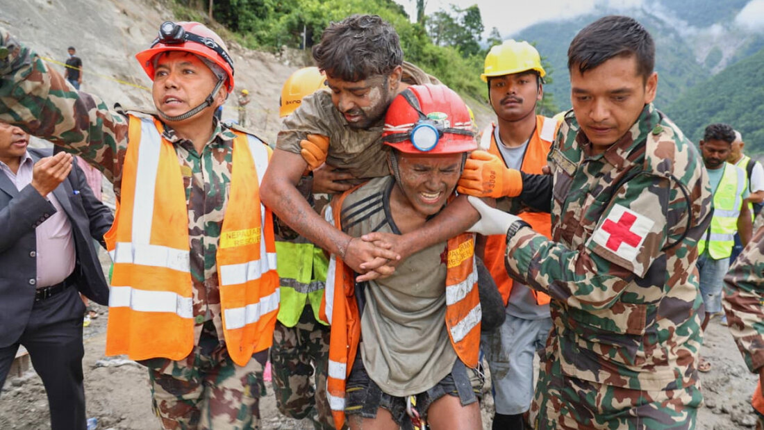 HANDOUT - Auf diesem von der nepalesischen Armee zur Verfügung gestellten Foto retten Soldaten im Rahmen einer laufenden Rettungsaktion am Wasserkraftprojekt Trishuli 3A im nepalesischen Distrikt Rasuwa einen Arbeiter lebend aus einem Tunnel. Foto: Uncredited/Nepal Army/AP/dpa - ACHTUNG: Nur zur redaktionellen Verwendung und nur mit vollständiger Nennung des vorstehenden Credits 20260904074859209.jpg