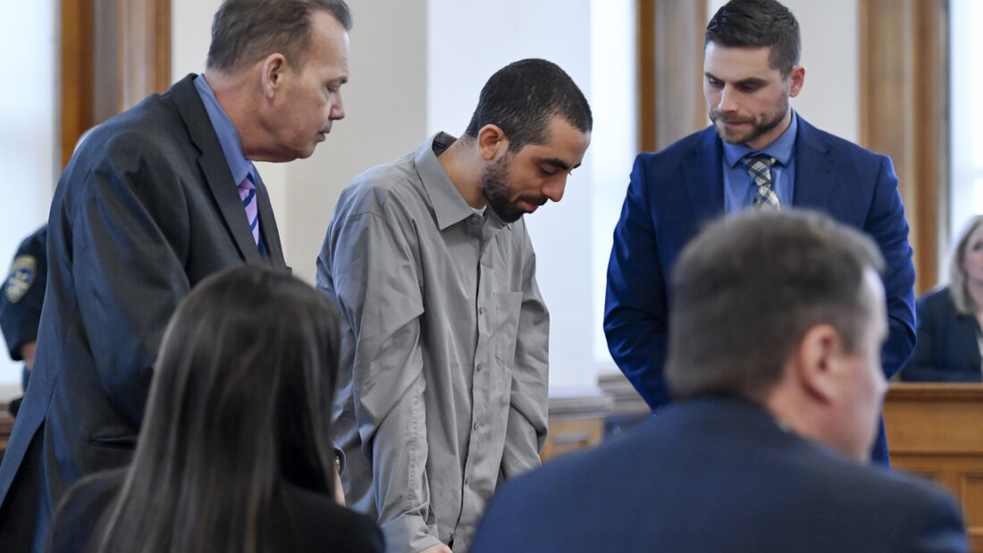 ARCHIV - Der Angeklagte Hadi Matar (M) reagiert nach der Urteilsverkündung. Foto: Adrian Kraus/AP/dpa 20250516171451267.jpg