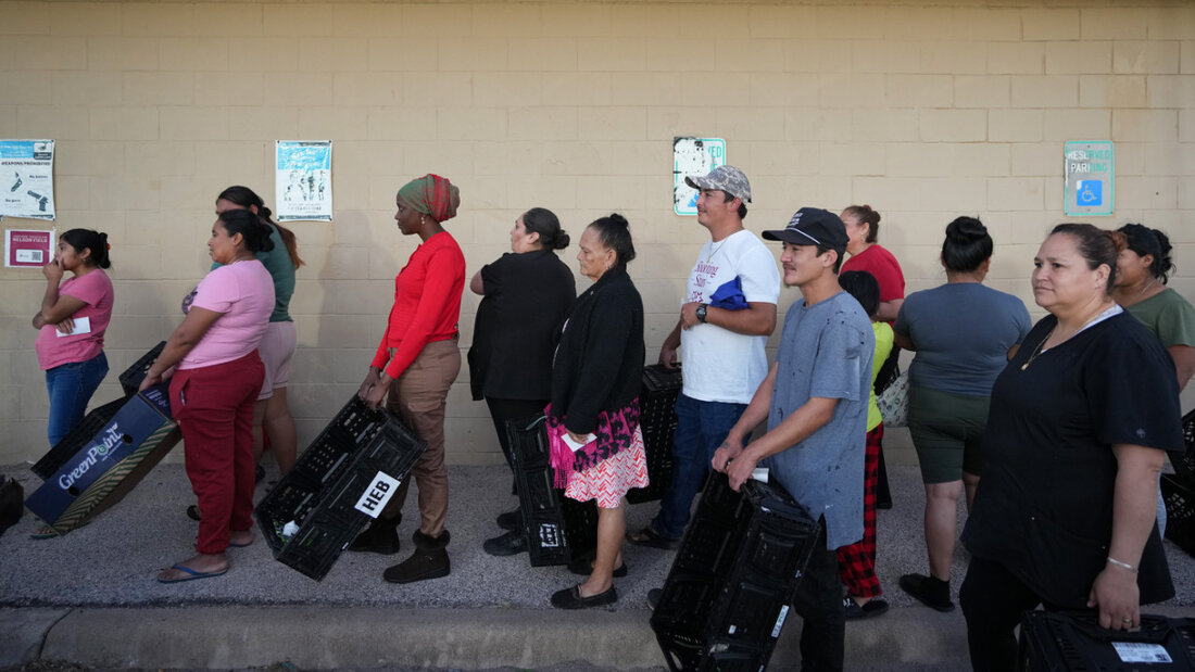 ARCHIV - Menschen warten in einer Schlange vor einer Verteilerstelle der Central Texas Food Bank. Foto: Jay Janner/Austin American-Statesman/dpa - ACHTUNG: Nur zur redaktionellen Verwendung und nur mit vollständiger Nennung des vorstehenden Credits 20251109192324307.jpg