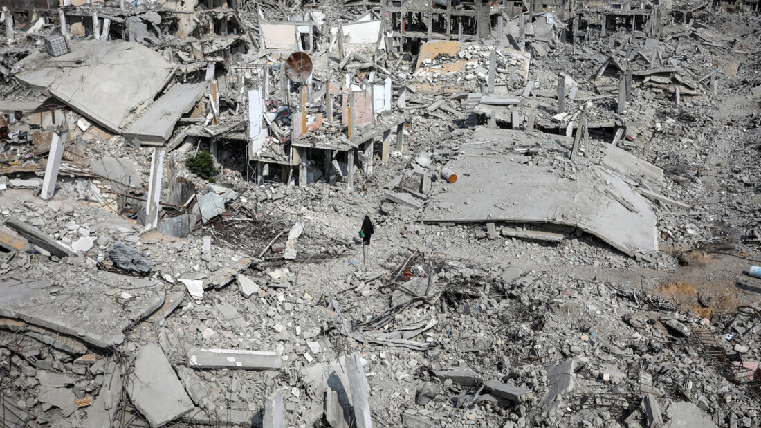 ARCHIV - Eine Palästinenserin geht durch die Ruinen zerstörter Gebäude im Gazastreifen. Foto: Abed Rahim Khatib/dpa 20251130102540384.jpg