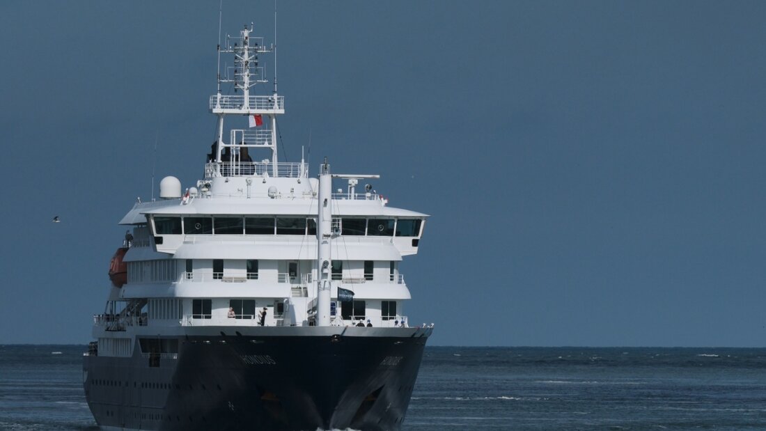 ARCHIV - Das Kreuzfahrtschiff «Hondius» läuft Mitte Mai in den Hafen von Rotterdam ein. Foto: Patrick Post/AP/dpa (Archivbild) 20260629095711343.jpg