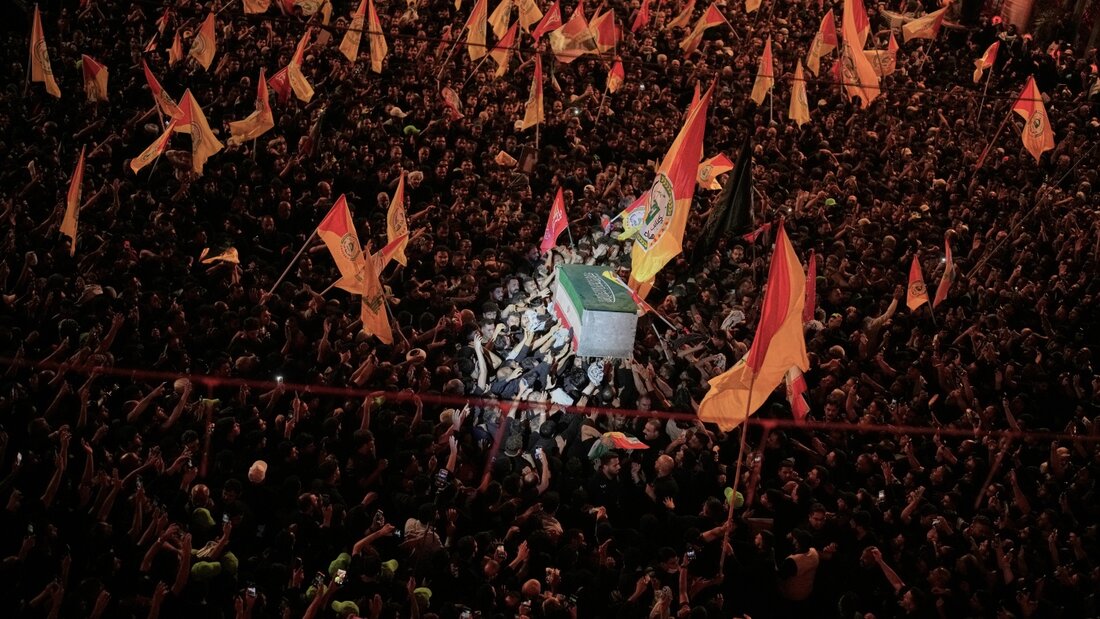 dpatopbilder - Der Sarg des verstorbenen iranischen Obersten Führers Ajatollah Ali Chamenei wird am frühen Donnerstag umgeben von Trauernden, vor dem Imam-Hussein-Schrein getragen. Foto: Khalil Hamra/AP/dpa 20260709111116158.jpg