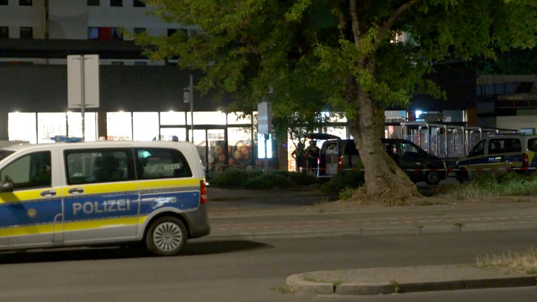 Einsatzkräfte der Polizei sind an einem Supermarkt im Einsatz. In einem Supermarkt in Berlin läuft nach Angaben der Polizei eine Geiselnahme. Foto: Marco Porzig/dpa 20260711050753570.jpg