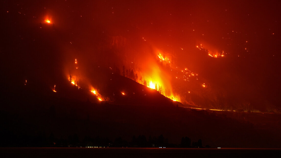 dpatopbilder - Der Waldbrand in der Bald Range, der die Menschen in der Region Süd-Okanagan zur Evakuierung ihrer Häuser gezwungen hat, wütet am späten Samstag. Foto: DARRYL DYCK/The Canadian Press/AP/dpa 20260809214552141.jpg