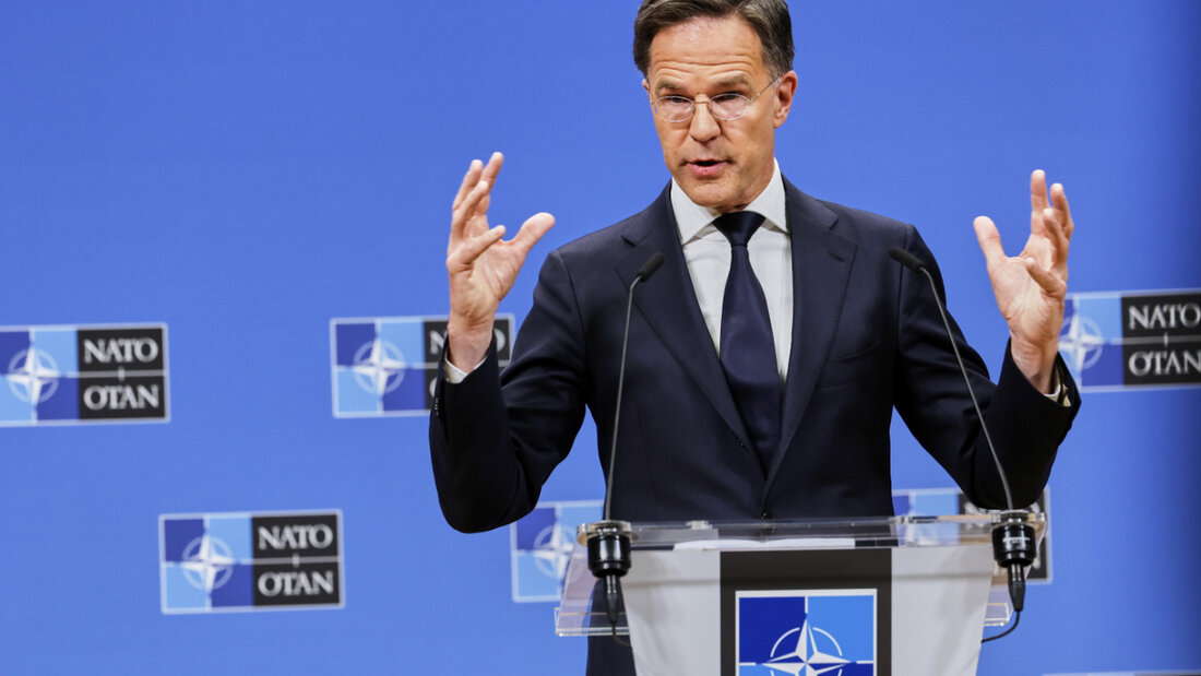 ARCHIV - Nato-Generalsekretär Mark Rutte spricht auf einer Pressekonferenz nach einem Treffen der Nato-Außenminister im Nato-Hauptquartier. Foto: Geert Vanden Wijngaert/AP/dpa 20251108060505445.jpg