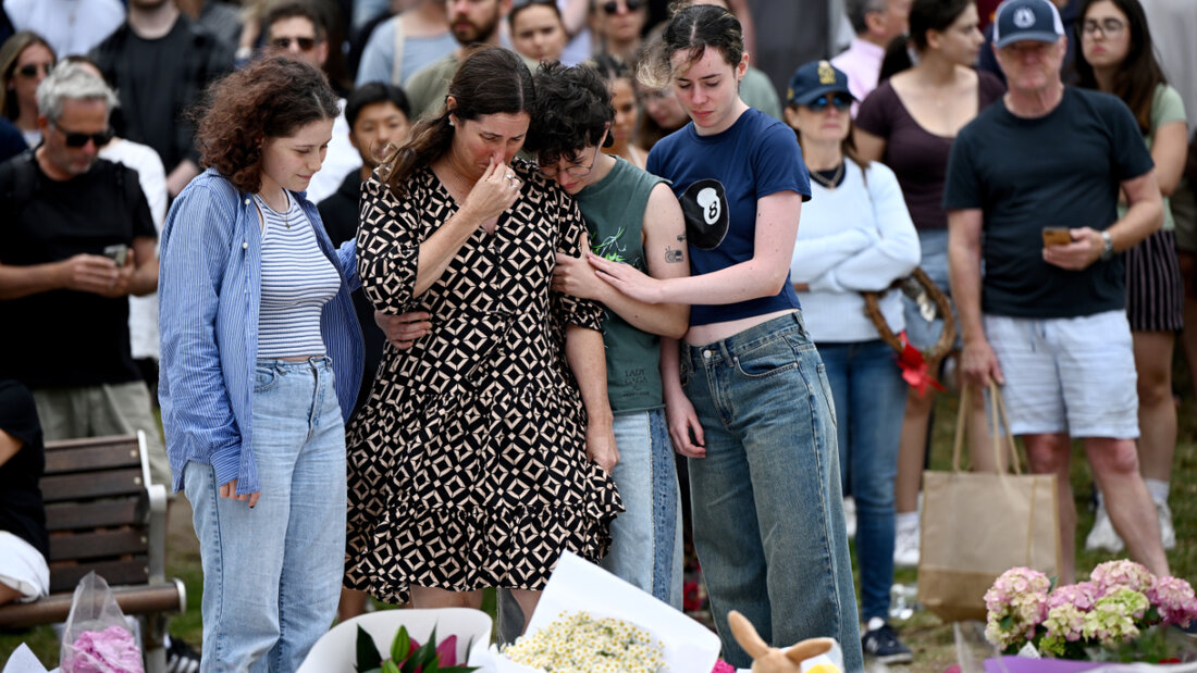 Trauernde legen Blumen an einer Gedenkstätte am Bondi Beach in Sydney nieder. Foto: Bianca De Marchi/AAP/dpa 20251215095243719.jpg