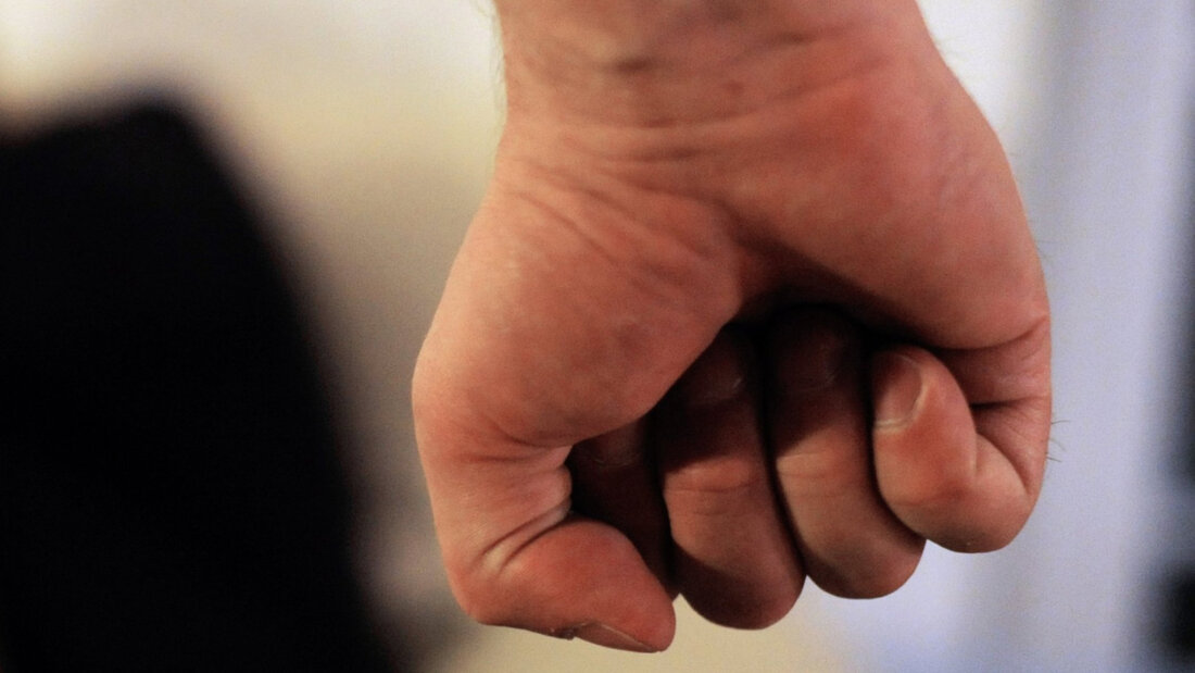 Zwar sank die Kriminalität im Kanton Glarus im vergangenen Jahr insgesamt. Fälle von schwerer Gewalt hingegen nahmen zu. (Symbolbild) 20260330143533138.jpg