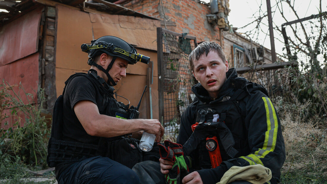 dpatopbilder - Rettungskräfte ruhen sich an einem Ort aus, an dem ein russischer Angriff auf ein Wohngebiet stattgefunden hat. Foto: Kateryna Klochko/AP/dpa 20260703014420982.jpg