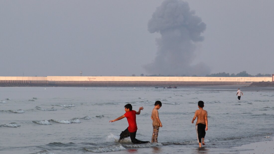 Vor der Küste von Bandar Abbas im Iran steigt eine Rauchwolke nach einer Explosion auf. Foto: Razieh Poudat/ISNA via AP/dpa 20260714054518361.jpg