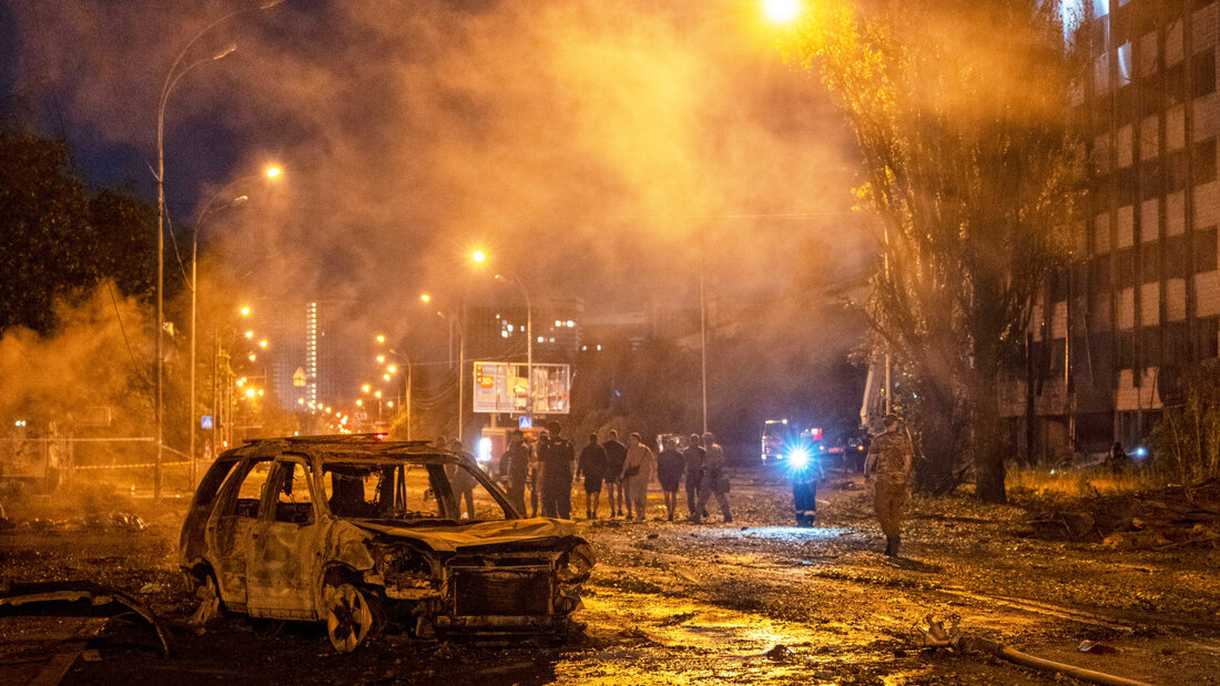 Nach einem russischen Raketenangriff ist ein ausgebranntes Auto zu sehen. Foto: Dan Bashakov/AP/dpa 20260801061401778.jpg