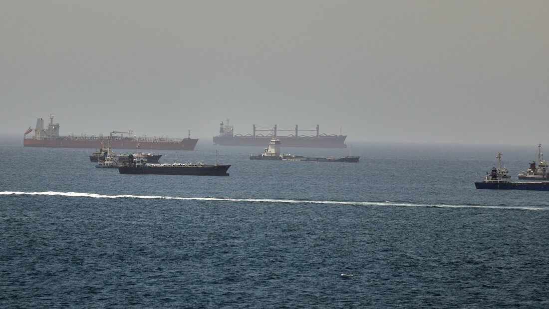 ARCHIV - Im Golf von Oman, entlang der Schifffahrtsrouten zwischen der Straße von Hormus und dem Arabischen Meer Tanker und Frachtschiffe zu sehen. Foto: Uncredited/AP/dpa 20260803183915082.jpg
