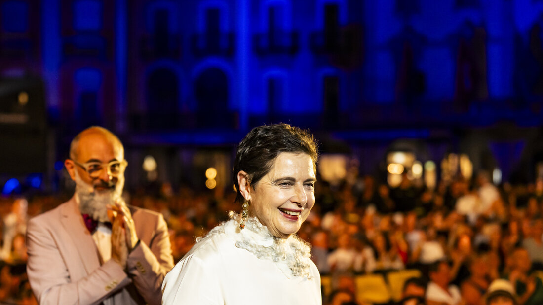Auf Augenhöhe mit dem berühmten Vater: Die italienische Schauspielerin Isabella Rossellini hat am Locarno Film Festival den Excellence Award entgegen genommen. 20260805224910308.jpg