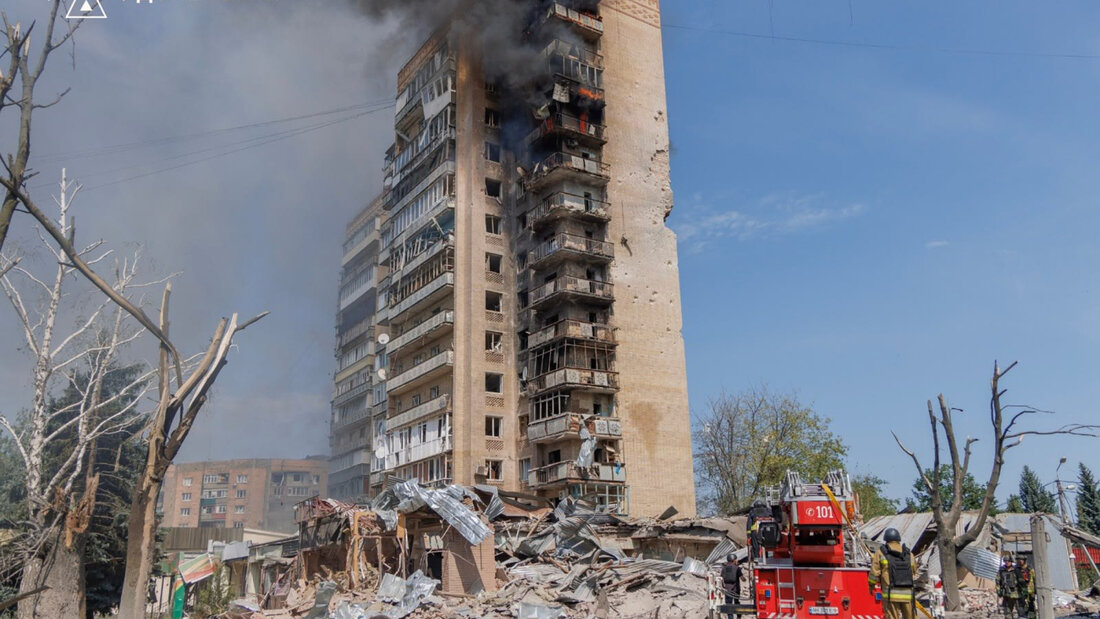 ARCHIV - Feuerwehrleute löschen in der Region Donezk einen Brand in einem Wohnhaus, der durch einen russischen Luftangriff ausgelöst wurde. Foto: Uncredited/Ukrainian Emergency Service/dpa 20260814032818606.jpg