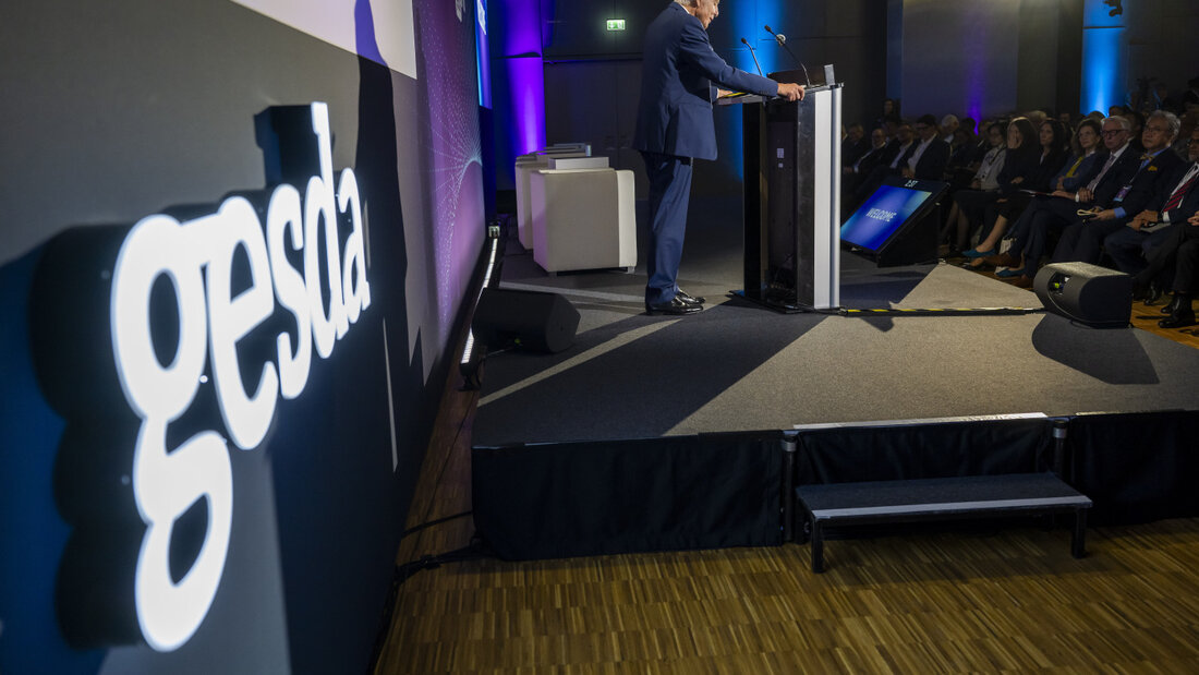 Der Präsident des Genfer Zentrums für Wissenschaftsdiplomatie (GESDA), Peter Brabeck-Letmathe, wies auf die Wichtigkeit hin, die Kluft zwischen wissenschaftlichen Fortschritten und der Vorbereitung der Gesellschaft zu verringern. 20261014114820764.jpg