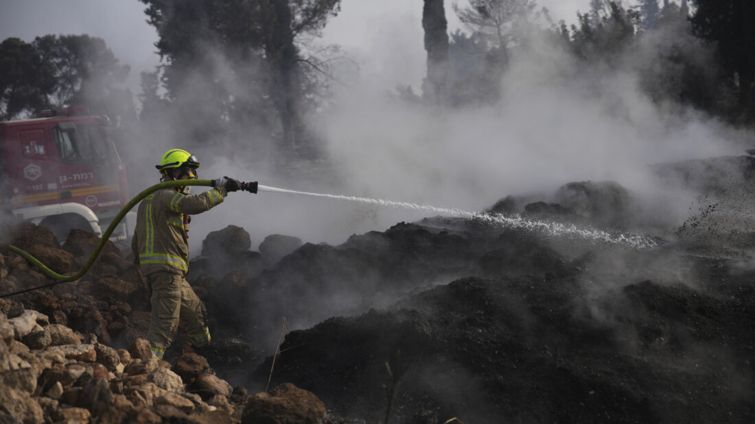 Ein Feuerwehrmann bekämpft einen Waldbrand in der Nähe von Latrun, außerhalb von Jerusalem. Foto: Ohad Zwigenberg/AP/dpa 20250501184519199.jpg