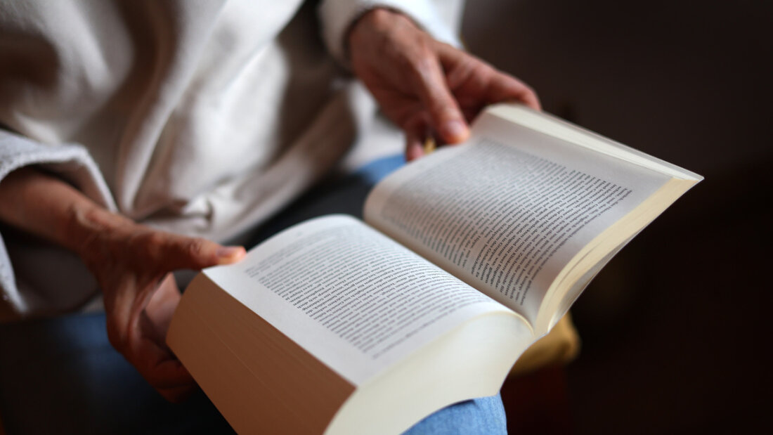 An über 770 Orten geht am Freitag die Schweizer Erzählnacht über die Bühne. (Symbolbild) 20251114083008837.jpg