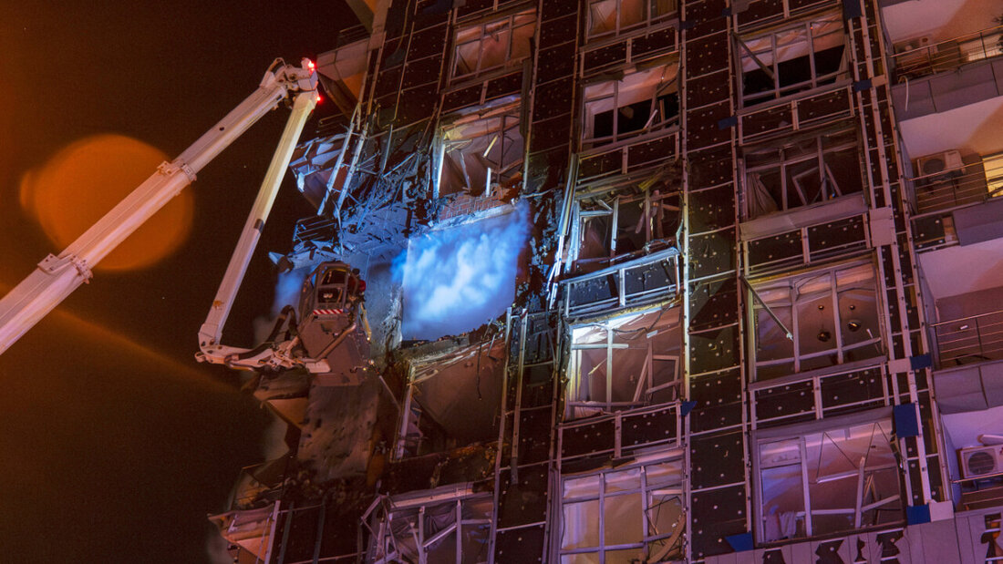 dpatopbilder - Rettungskräfte arbeiten daran, ein Feuer nach einem russischen Angriff in Kiew zu löschen. Foto: Dan Bashakov/AP/dpa 20251125055746057.jpg