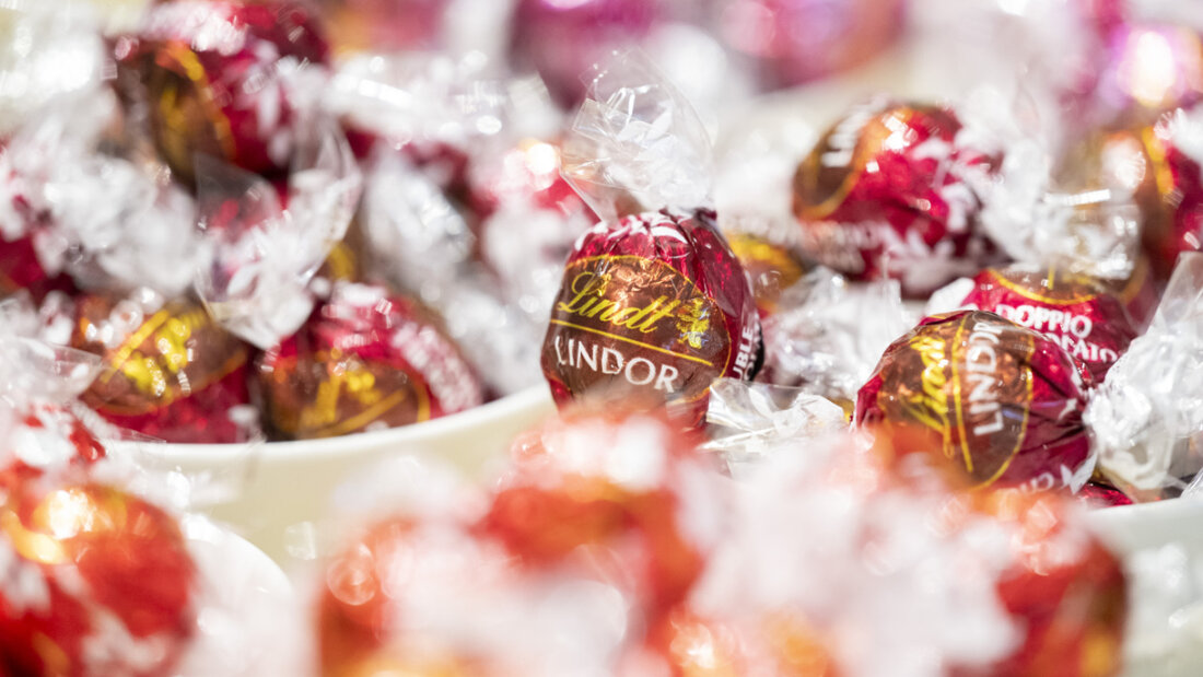 Der Schokoladenhersteller Lindt & Sprüngli will seine Lindor-Kugeln nicht bei Aldi und Lidl verkaufen. (Archivbild) 20251211160810799.jpg