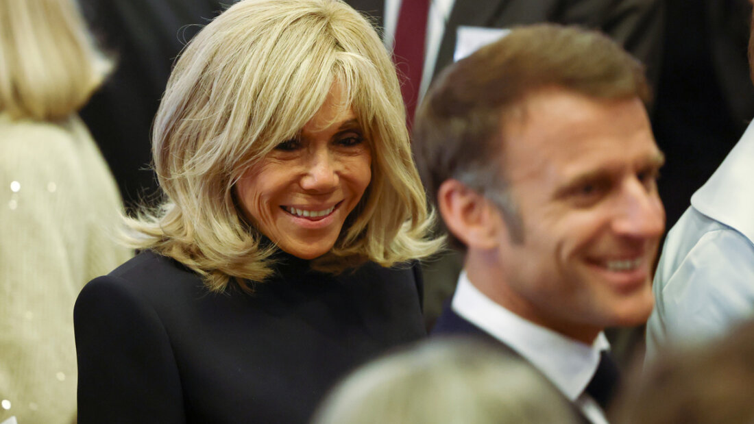 ARCHIV - Brigitte Macron, Ehefrau des Präsidenten von Frankreich, geht neben Emmanuel Macron, Präsident von Frankreich, nach der Verleihung des Internationalen Preises des Westfälischen Friedens durch den Festsaal im historischen Rathaus Münster. Im Prozess wegen Cybermobbings von Frankreichs First Lady werden in Paris die Urteile erwartet. (zu dpa: «Urteile wegen Cybermobbing gegen Brigitte Macron erwartet») Foto: Rolf Vennenbernd/dpa 20260105122858671.jpg