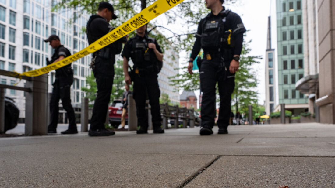 dpatopbilder - Polizisten des US-Geheimdienstes sichern nach Schüssen in unmittelbarer Nähe des Weißen Hauses den Tatort. Foto: Alex Brandon/AP/dpa 20260525160027339.jpg