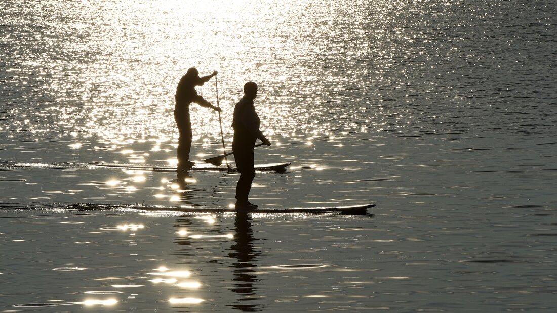 Auch das Stand-Up-Paddling kann seine Tücken haben und unter Umständen gefährlich werden. Ab einer Entfernung von 300 Metern zum Ufer ist eine Schwimmhilfe obligatorisch. (Archivbild) 20260814114357116.jpg