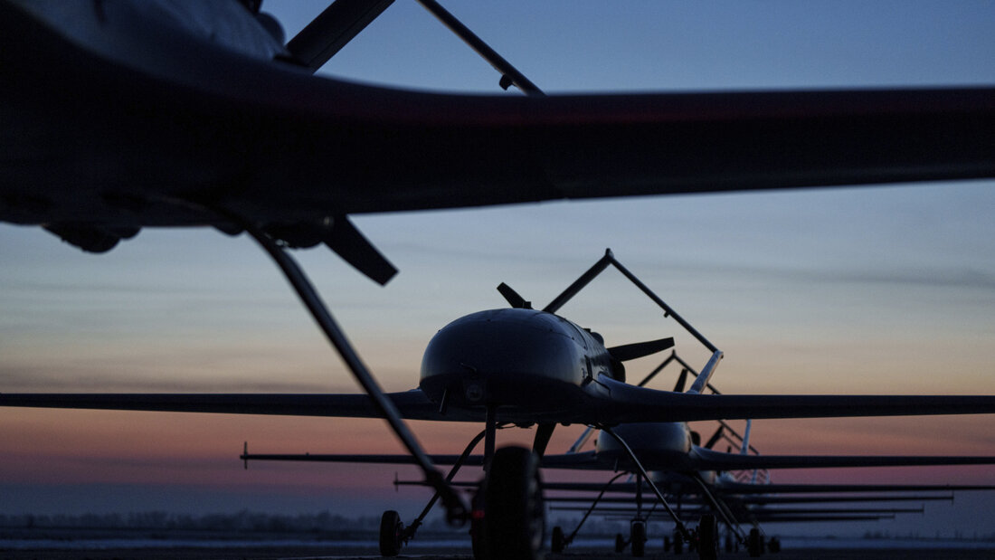 ARCHIV - Langstreckendrohnen des Typs An-196 Ljutyj stehen vor dem Start in der Ukraine. Foto: Evgeniy Maloletka/AP/dpa 20260824114322770.jpg