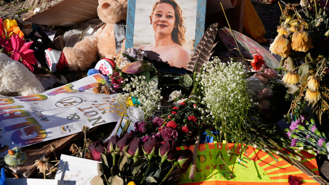 ARCHIV - Blumen und Fotos liegen an einer Gedenkstätte für Renée Good, die von US-Bundesbeamten erschossen worden war. Foto: Alex Brandon/AP/dpa 20261001180448746.jpg