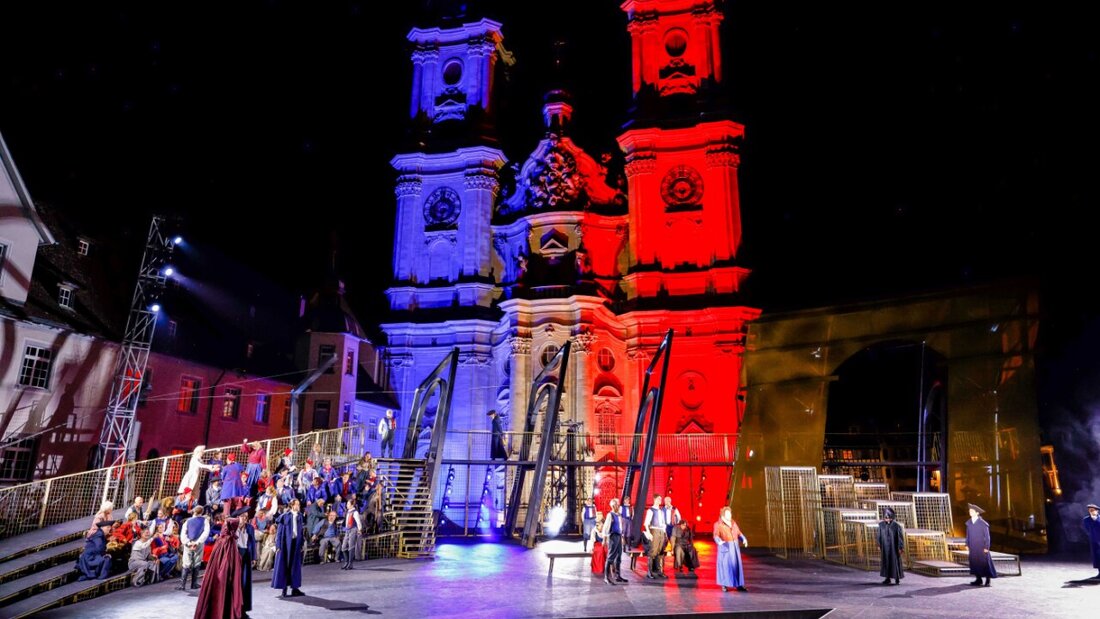 Die St. Galler Festspiele zeigen wie hier 2023 für die Oper "Andrea Chénier" immer wieder auch visuell spektakuläre Opernaufführungen. (Archivbild) 20250618112939470.jpg